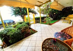 Et opholdsområde på Villa "Eva" - Entire Seaview Holiday Home - 3' Walk Beach - Families, Groups & Longer Stays