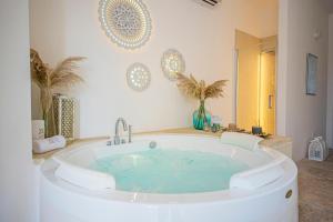 Łazienka w obiekcie Marenea Suite Hotel - CDSHotels