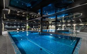 a large swimming pool in a building at Osada Seidorf in Karpacz +39 photos