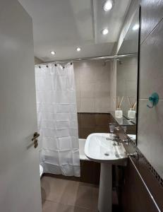 une salle de bain avec un lavabo et une douche dans l'établissement Departamento de 2 ambientes a estrenar a pasos de la playa, à Mar del Plata