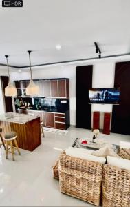 Una sala de estar con un sofá y una cocina. en Pasu Pasu Villa, en Uluwatu 30 fotos más
