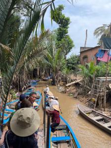 un groupe de personnes sur un bateau dans une rivière dans l'établissement Giang Sơn Hotel 江山民宿范五老街胡志明市, à Hô-Chi-Minh-Ville