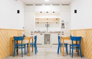 A kitchen or kitchenette at Hotel Edvard