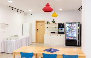 A kitchen or kitchenette at Hotel Edvard