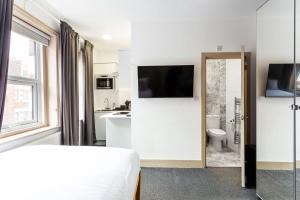 Μια τηλεόραση ή/και κέντρο ψυχαγωγίας στο Stylish apartments in Ealing - 12 mins to Central London