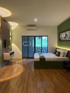 una grande camera da letto con un letto e un pavimento in legno di Sampai Living Town House a Adi Sutjipto