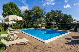 Bazén v ubytování Agriturismo Bio Fattoria Casetta nebo v jeho okolí
