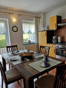 Kuchyň nebo kuchyňský kout v ubytování FeWo 2 im Ferienhaus Lohme-Hagen im Nationalpark