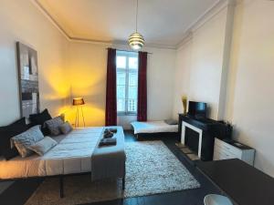 a living room with a couch and a fireplace at Les 5 Lys in Carcassonne