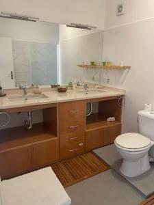 ein Badezimmer mit Waschbecken und Toilette in der Unterkunft Santa Cruz Sunset in A dos Cunhados