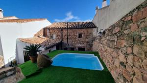 an external view of a house with a swimming pool at Sierra Serena in Baños de la Encina