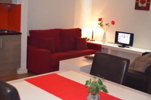 Televízia a/alebo spoločenská miestnosť v ubytovaní Apartamentos Coronado