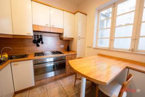 Kuchyň nebo kuchyňský kout v ubytování Stunning Holiday Home with Gorgeous Harbour Views