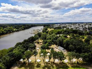 Sainte-Gemme-sur-LoireLodg'ing Nature Camp Anjou的河流和城市的空中景观