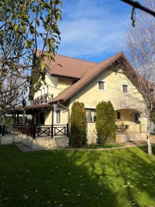 Tòa nhà nơi biệt thự tọa lạc