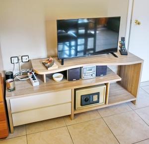 TV a/nebo společenská místnost v ubytování Sourada Studios