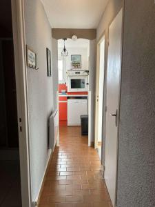 un corridoio che conduce a una cucina con pavimento piastrellato di NP060-B08 Appartement 2 pièces 1 chambre, Narbonne Plage a Narbonne-Plage Altre 3 foto