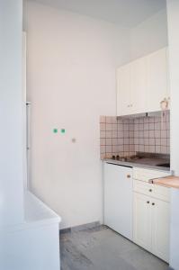 A kitchen or kitchenette at Moonlight Kastraki beach house Még 13 kép