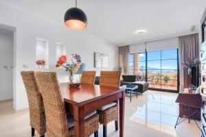 een eetkamer en woonkamer met een tafel en stoelen bij Gadea 11-2 in Altea