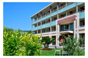 um hotel com cadeiras e plantas em frente a ele em Servotel Saint-Vincent em Nice