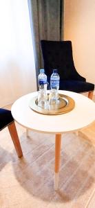 einen Tisch mit zwei Flaschen Wasser darüber in der Unterkunft Apartamenty Castello Kamilla in Kluczbork