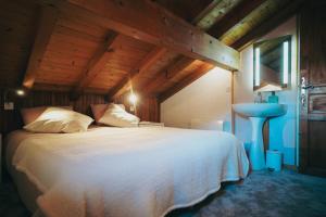 Postel nebo postele na pokoji v ubytování Auberge chez Mado et Augusta
