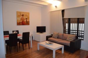 Televízia a/alebo spoločenská miestnosť v ubytovaní Apartamentos Coronado