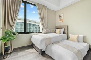 zwei Betten in einem Zimmer mit Fenster in der Unterkunft Amica by Kozystay - Tanjung Barat in Jakarta + 32 Fotos