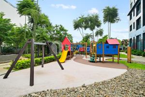 einen Spielplatz in einem Resort mit Rutsche in der Unterkunft Amica by Kozystay - Tanjung Barat in Jakarta