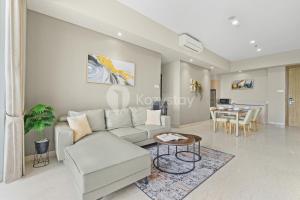 ein Wohnzimmer mit Sofa und Tisch in der Unterkunft Amica by Kozystay - Tanjung Barat in Jakarta