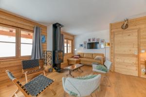 Una sala de estar con un sofá y una chimenea. en Appartement Luxe 5 étoiles Parnasse, en Villard-Reculas 13 fotos más