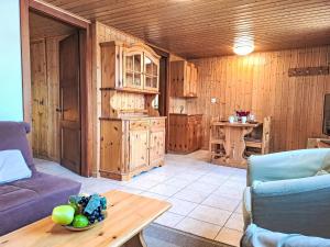 ein Wohnzimmer mit Couch und Tisch in der Unterkunft Apartment Rousserolles rez gauche by Interhome in Verbier
