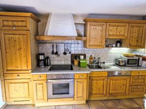 A kitchen or kitchenette at Apartment Haflingerhof Almrose by Interhome