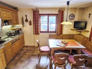 A kitchen or kitchenette at Apartment Haflingerhof Almrose by Interhome