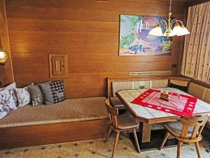 een kamer met een tafel en een bed en een tafel en stoelen bij Apartment Daheim – Wildspitz by Interhome in Plangeross