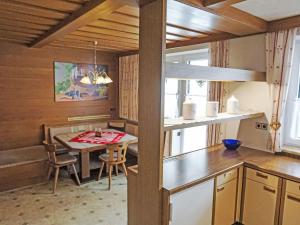 een keuken met een tafel en een eetkamer bij Apartment Daheim – Wildspitz by Interhome in Plangeross +46 foto's