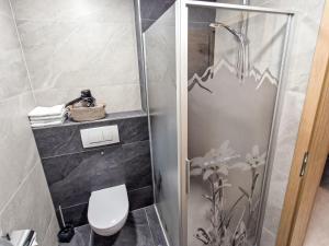 Koupelna v ubytování Apartment Daheim – Edelweiß by Interhome