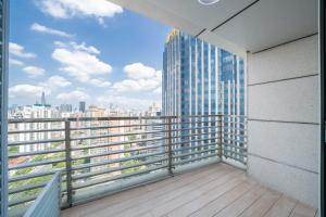 上海市にあるJohn's Apartmentの市街の景色を望むバルコニー