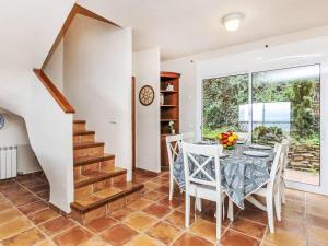 ベグールにあるHoliday Home Xarmada Guillermo by Interhomeのテーブルと椅子のあるダイニングルーム