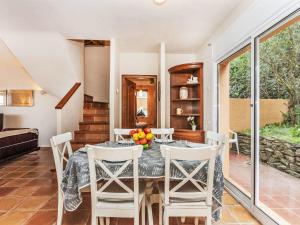 ベグールにあるHoliday Home Xarmada Guillermo by Interhomeのテーブルと椅子のあるダイニングルーム