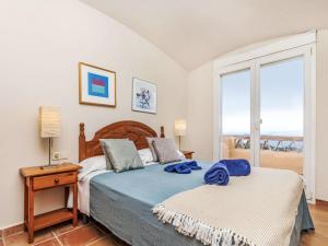 ベグールにあるHoliday Home Xarmada Guillermo by Interhomeのベッドルーム1室(ベッド2台付)が備わるアパートメントで、海の景色を望めます。