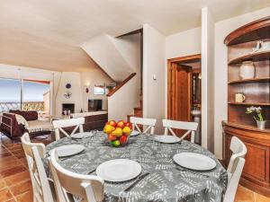 ベグールにあるHoliday Home Xarmada Guillermo by Interhomeのテーブルと椅子のあるキッチンとダイニングルーム