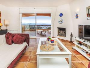 ベグールにあるHoliday Home Xarmada Guillermo by Interhomeのソファとテーブルのあるリビングルーム +27枚の写真