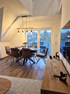 une salle à manger et un salon avec une table et des chaises dans l'établissement Winterberg Appartement 21133, à Winterberg