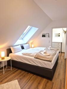 une chambre avec un lit dans un grenier dans l'établissement Winterberg Appartement 21133, à Winterberg