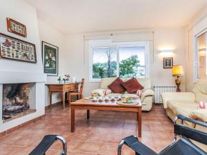 Χώρος καθιστικού στο Holiday Home Xarmada Cecilia by Interhome