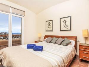 Ένα ή περισσότερα κρεβάτια σε δωμάτιο στο Holiday Home Xarmada Cecilia by Interhome