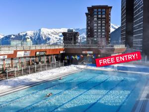 Hồ bơi trong/gần Studio Cosmos-8 by Interhome