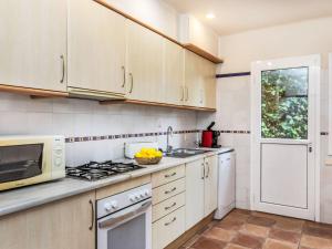 Kuchyňa alebo kuchynka v ubytovaní Holiday Home Xarmada Marco by Interhome