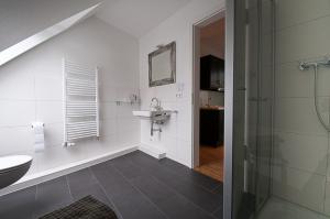 Koupelna v ubytování Heldts Aparthotel + 29 fotografií